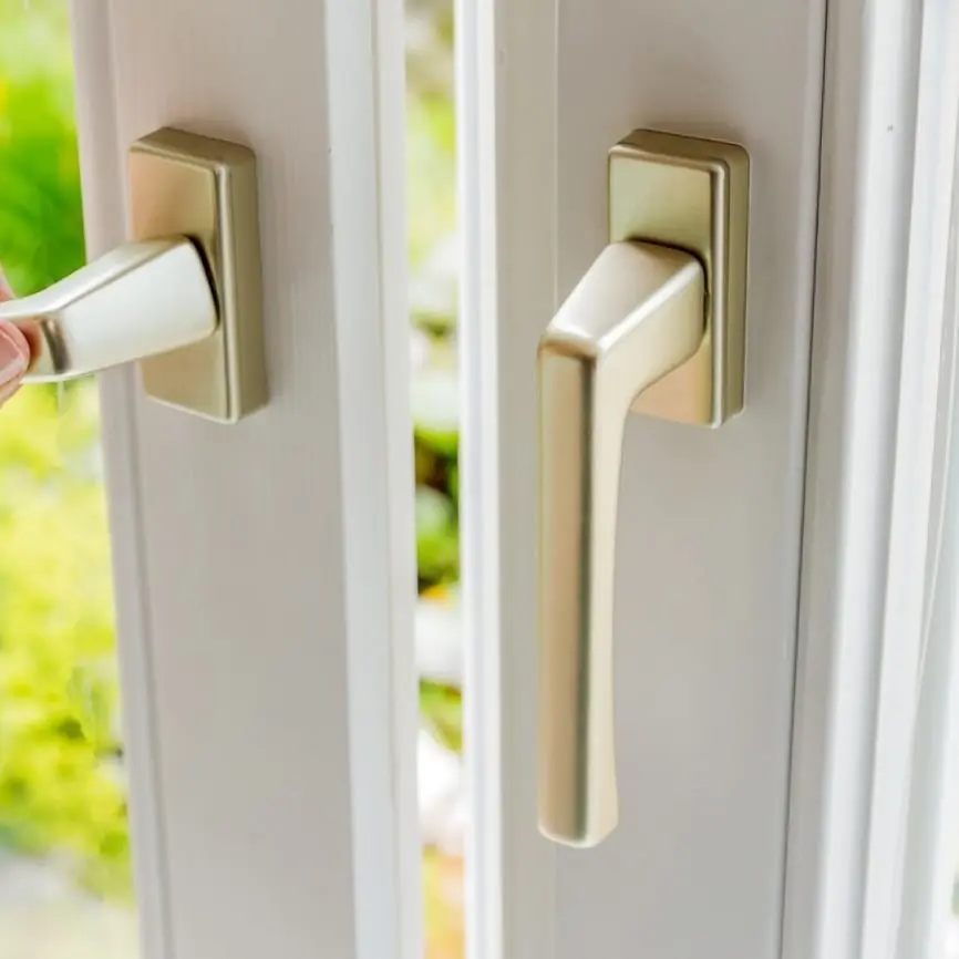 Handles and pulls