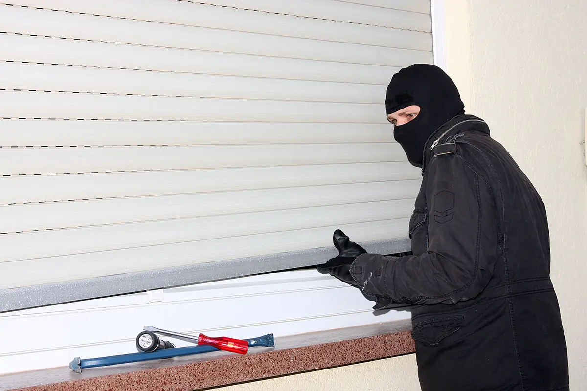Anti-burglary external roller shutters