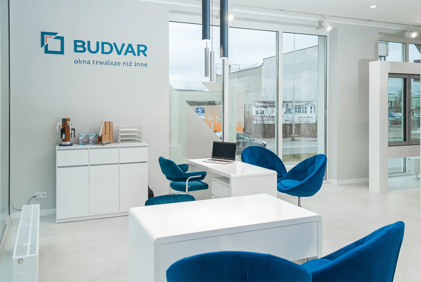 Advisors’ desks — Salon Budvar Łódź
