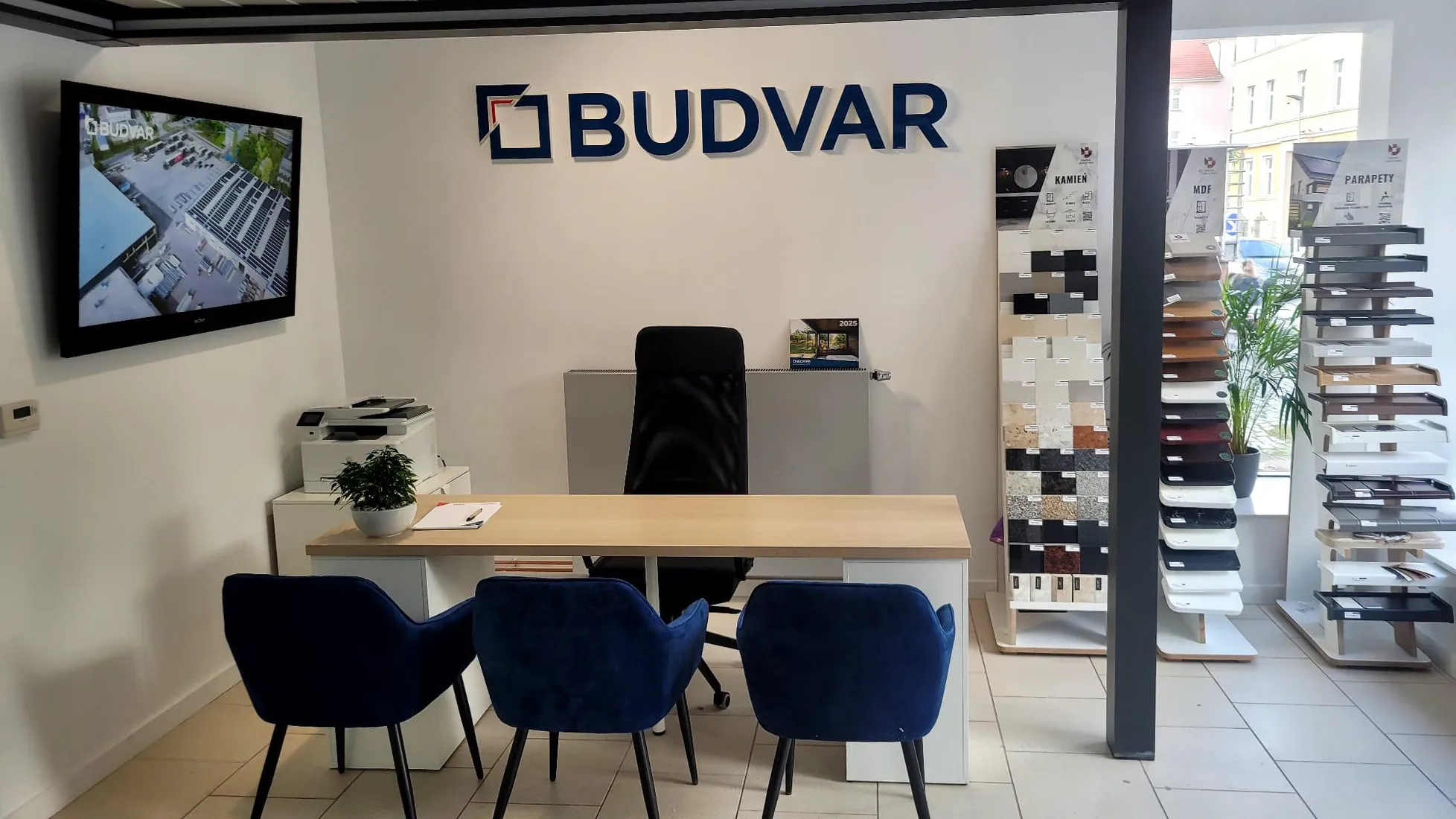 The advisor’s desk and sample stands — Salon BUDVAR Opole