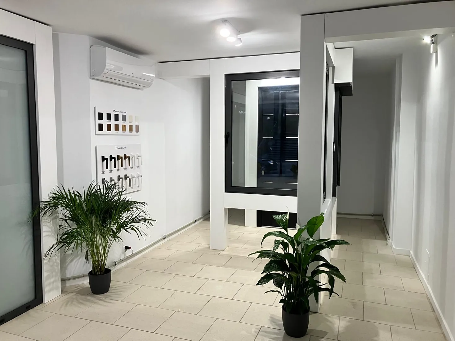 Window display and handle samples — Salon BUDVAR Opole