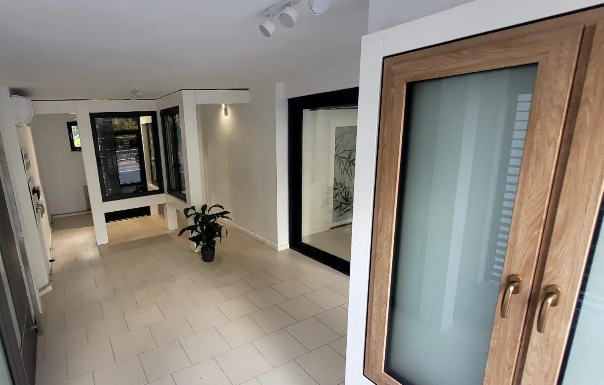 Window in a woodgrain finish — Salon BUDVAR Opole