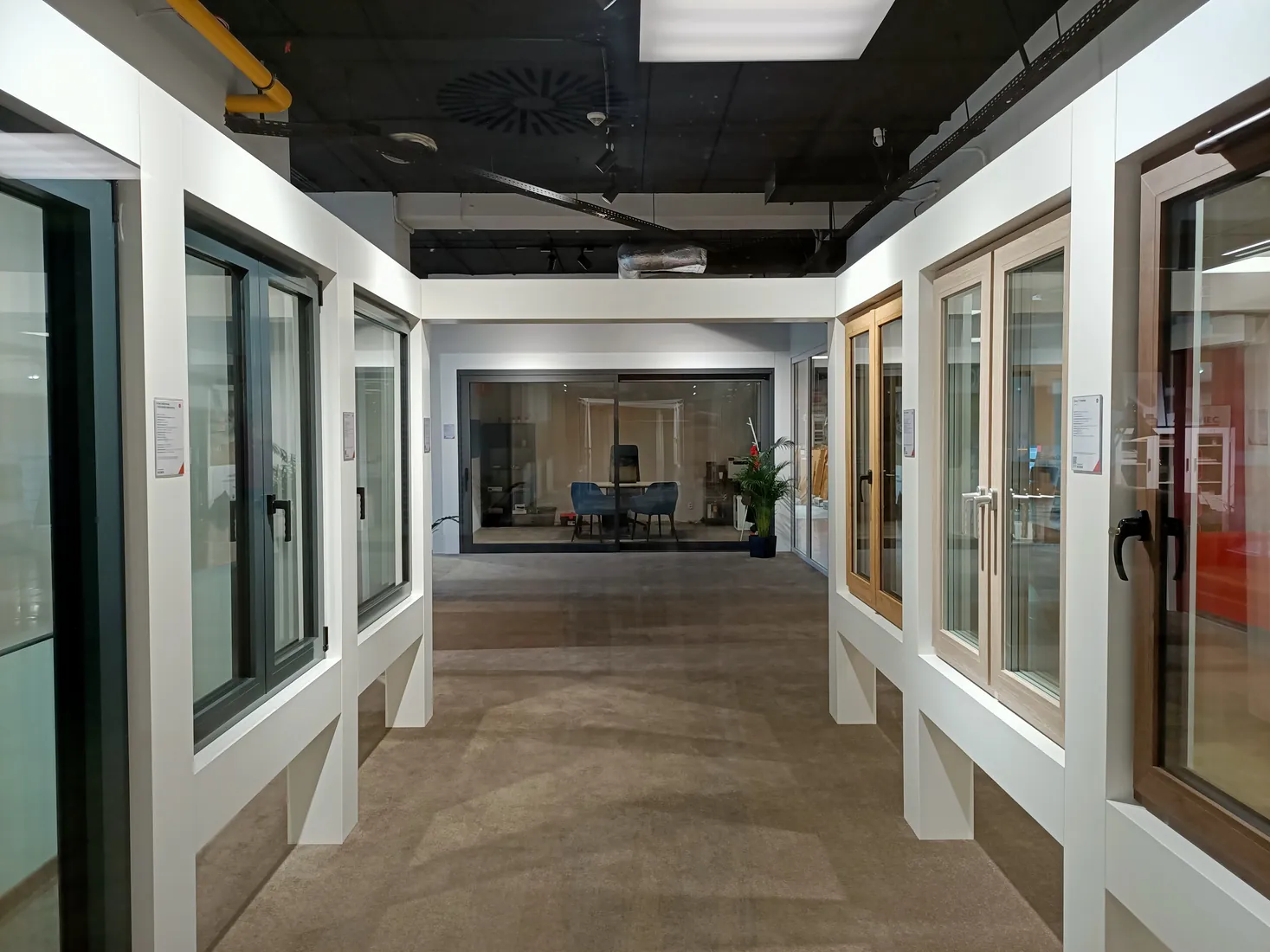 The row of windows — view into the showroom — Salon BUDVAR Poznań – Galeria Arkada