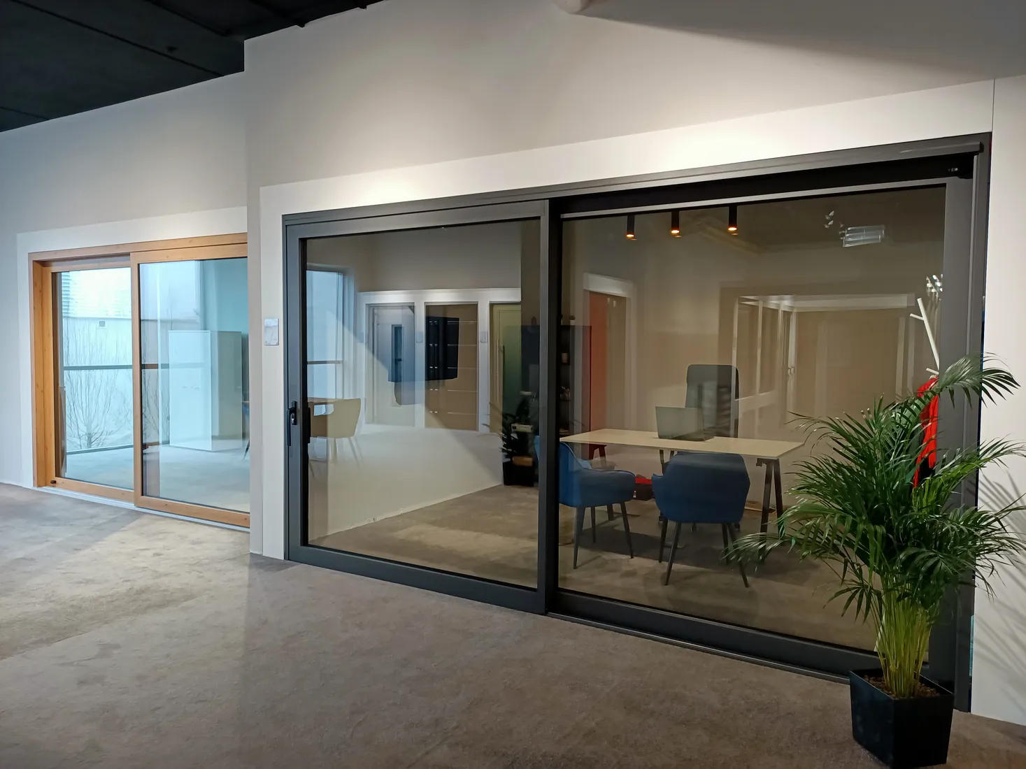 A sliding patio door and the meeting area — Salon BUDVAR Poznań – Galeria Arkada