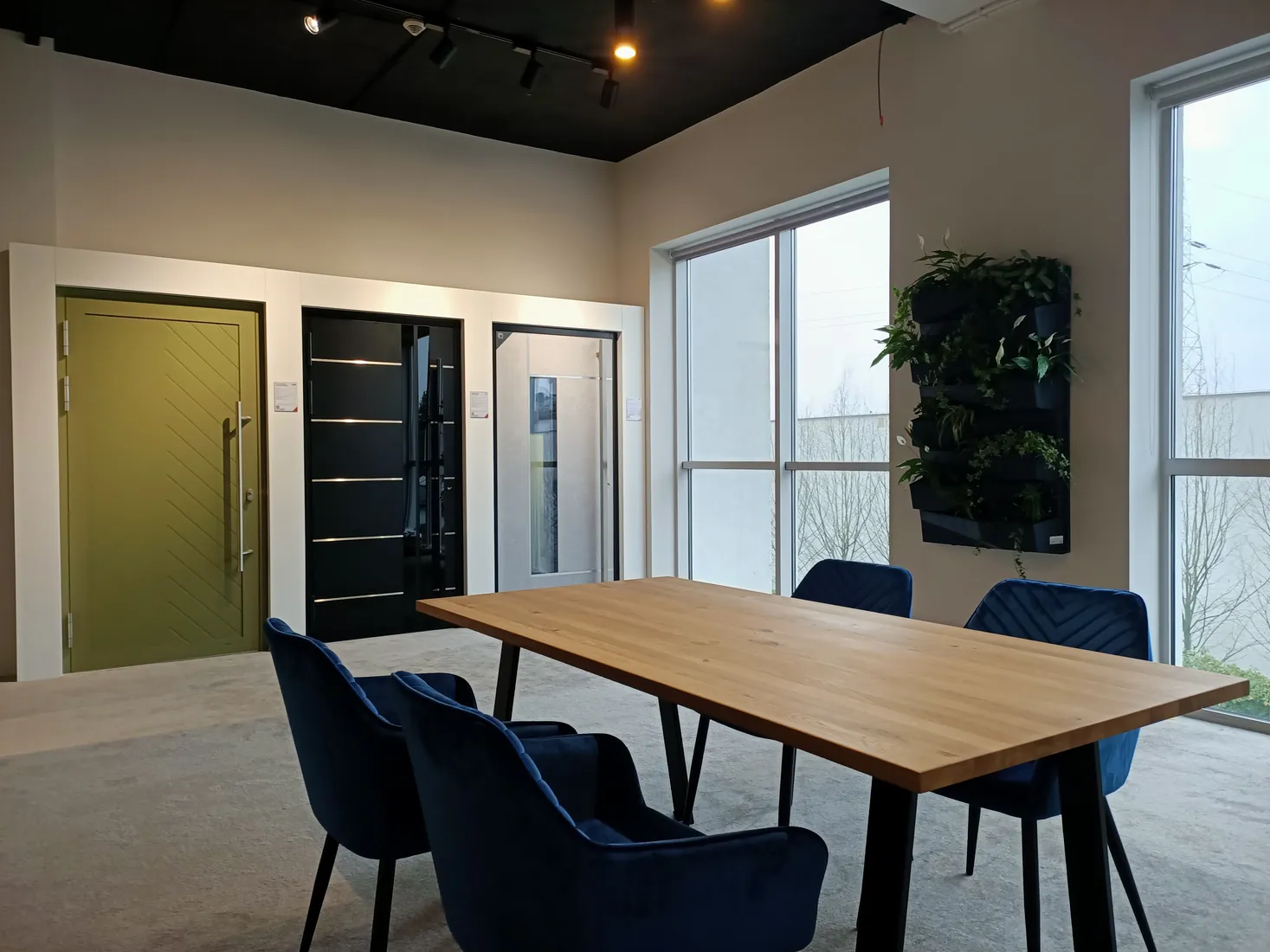 The advice table and entrance doors — Salon BUDVAR Poznań – Galeria Arkada