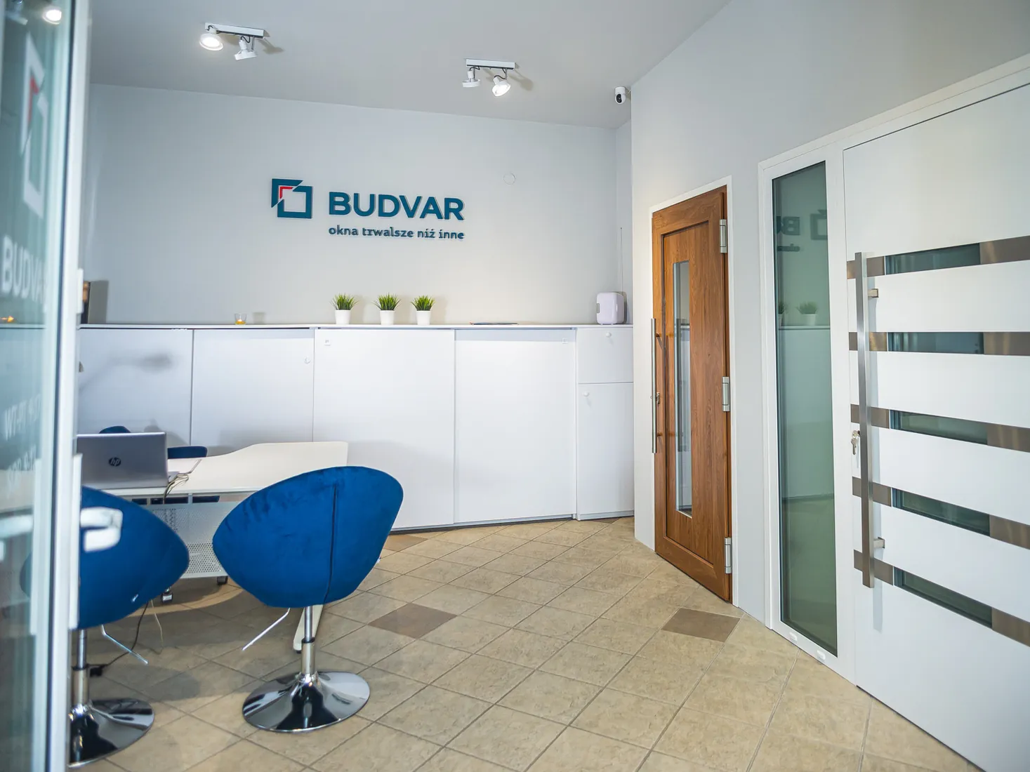 Reception and entrance doors — Salon Budvar Sieradz