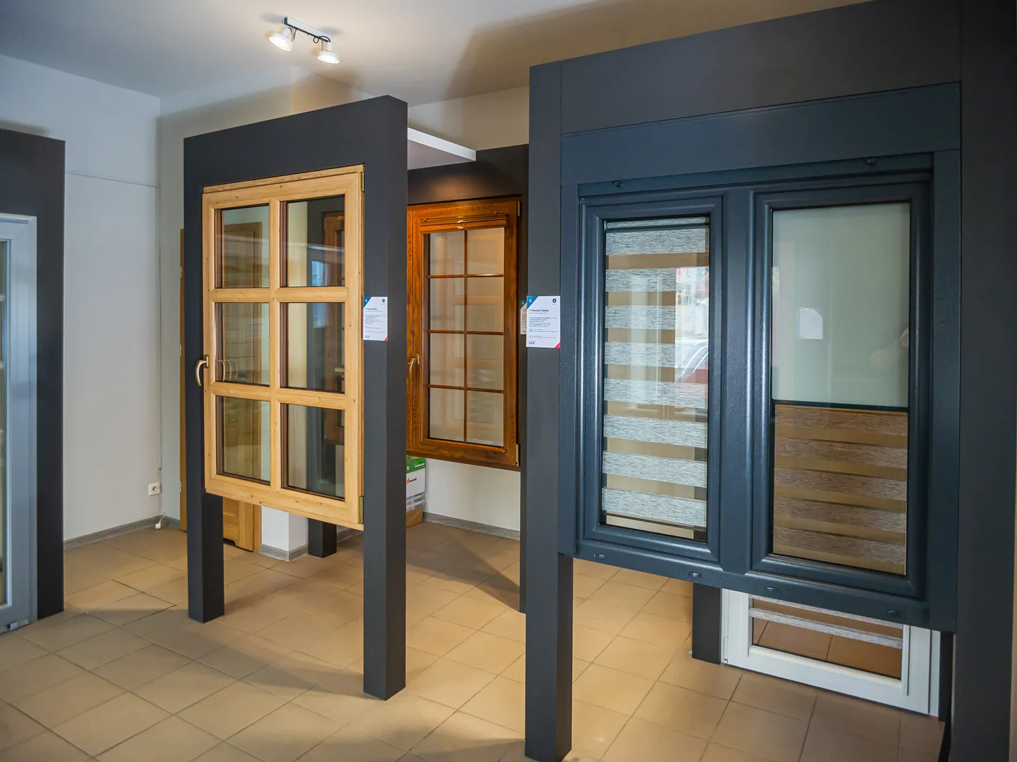 Windows with glazing bars and window blinds — Salon Budvar Sieradz