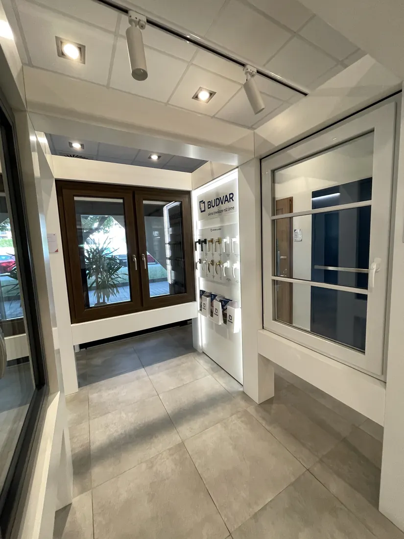 Windows in woodgrain finishes and handles — Salon Budvar Warszawa