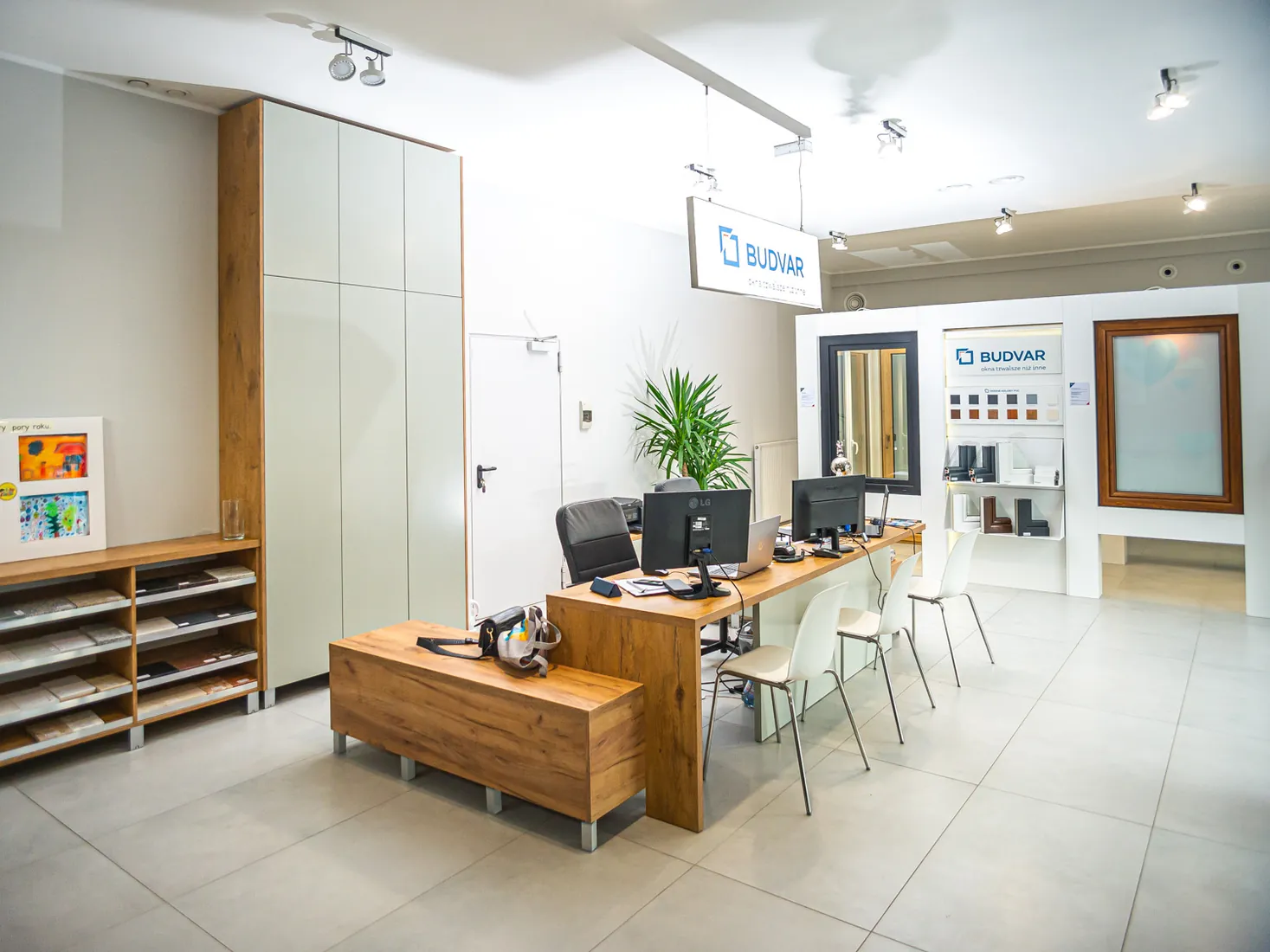 Advisors’ desks and sample stands — Salon Budvar Zduńska Wola